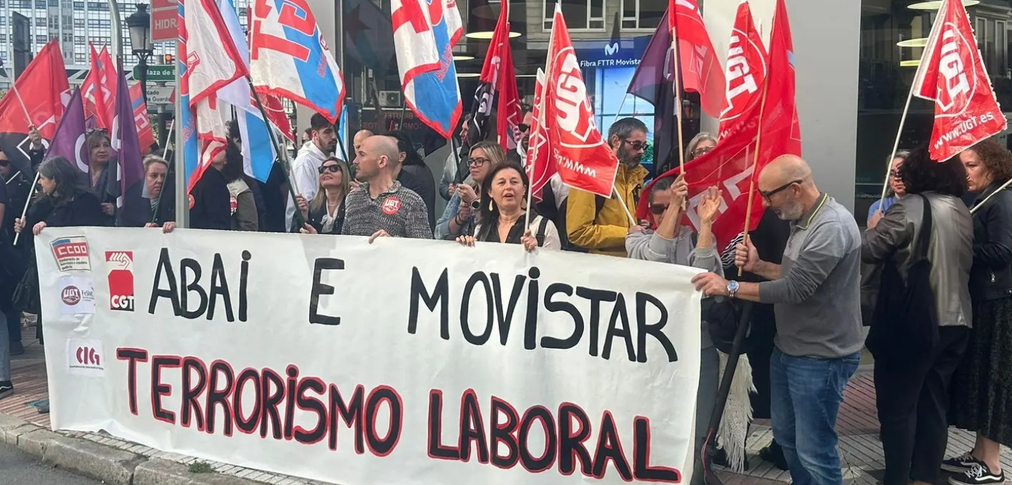 Cartaz da concentración con lema: "Abai e Movistar terrorismo laboral"