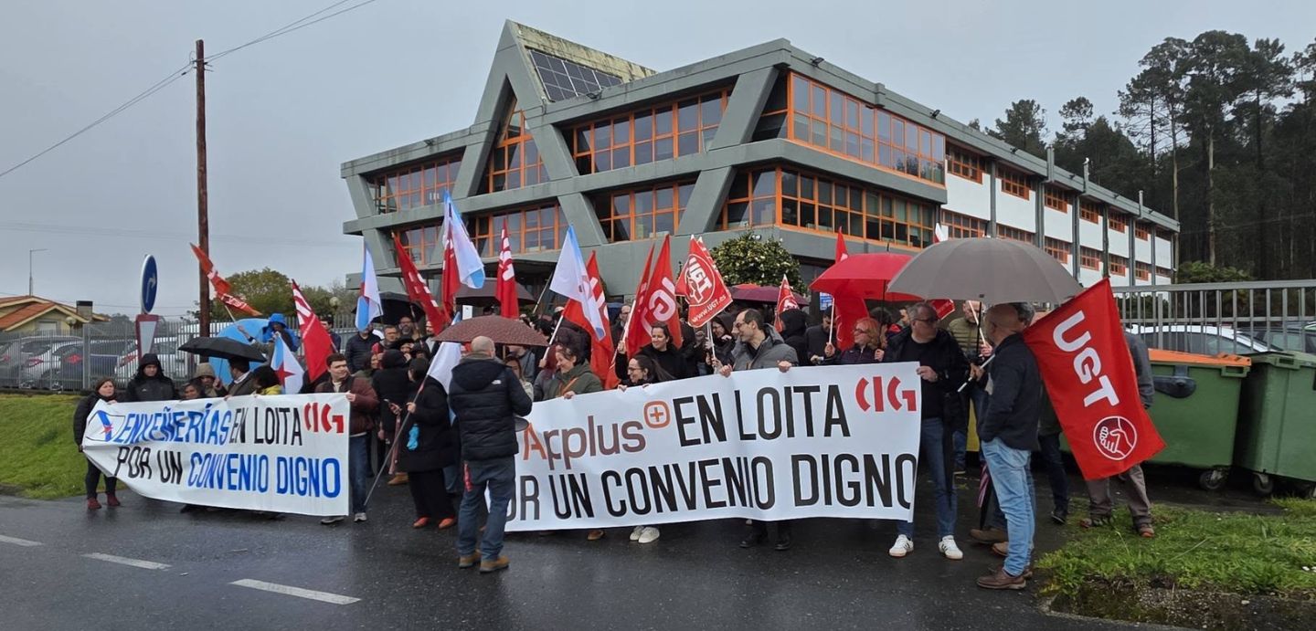 Concentración diante da sede de Applus. O lema da pancarta é: "Applus en loita por un convenio digno".