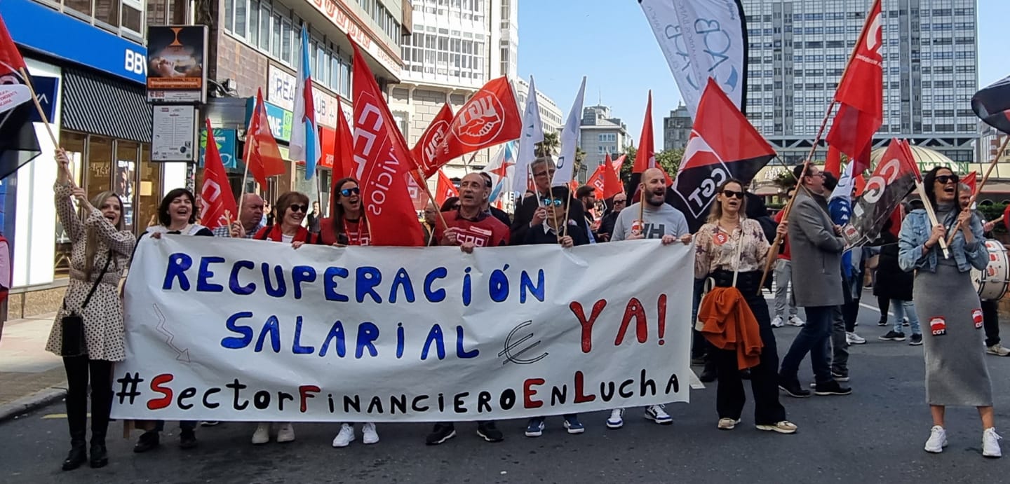 Imaxe da pancanta da manifestación diante dunha oficina do BBVA. O lema da pancarta é: "Recuperación salarial xa"