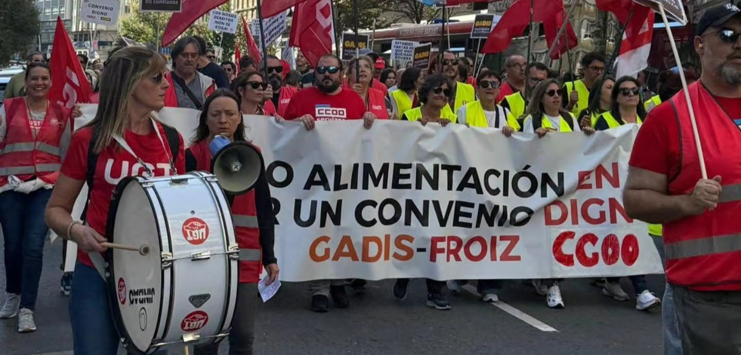 Marcha do persoal de comercio de alimentación polas rúas da cidade da Coruña.