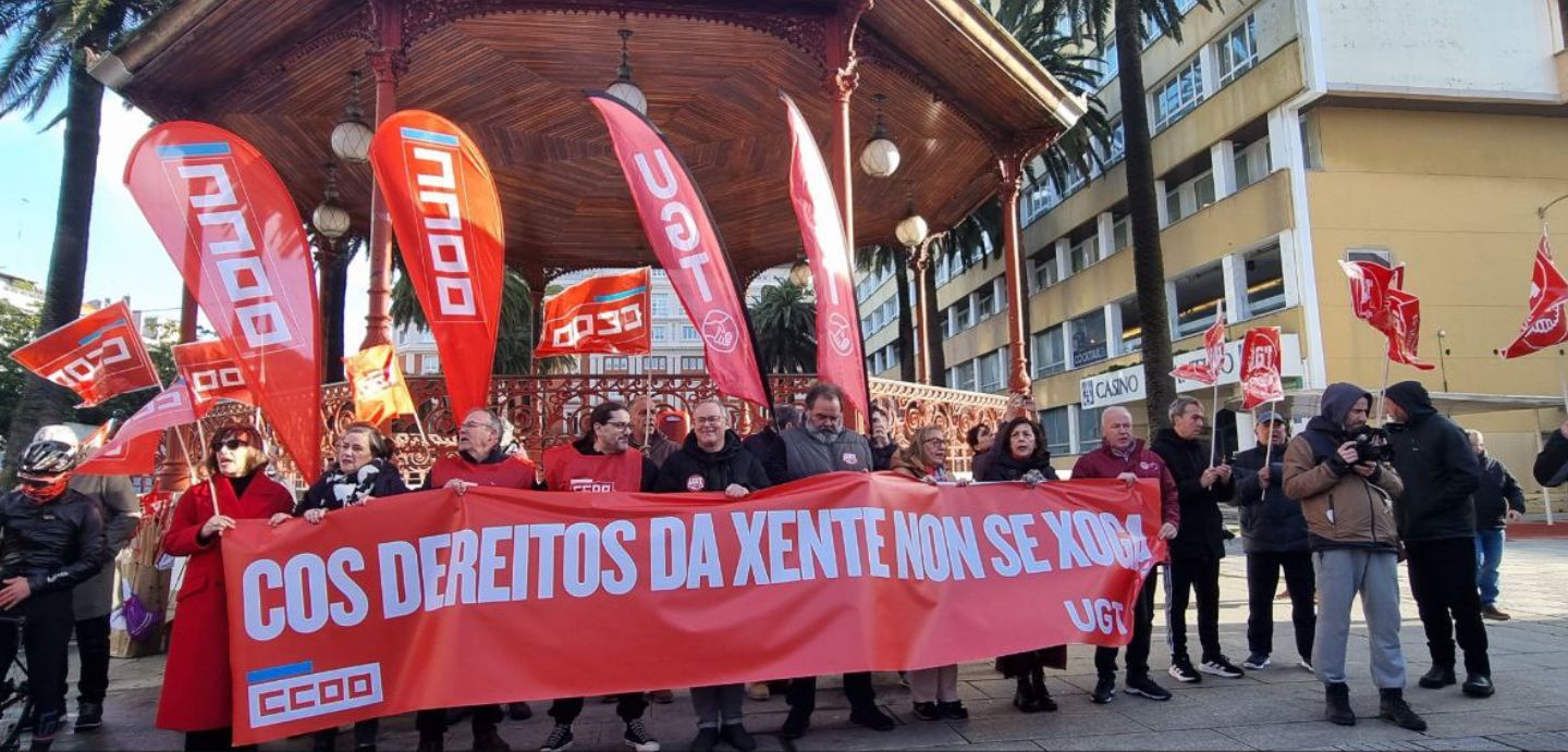 Imaxe do cartaz diante do palco da música nos xardíns de Méndez Núñez. Lema: cos dereitos da xente non se xoga. 
