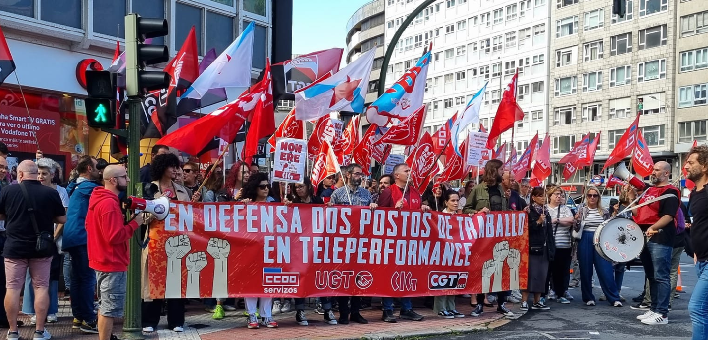 Imaxe do cartaz e asistentes da concentración