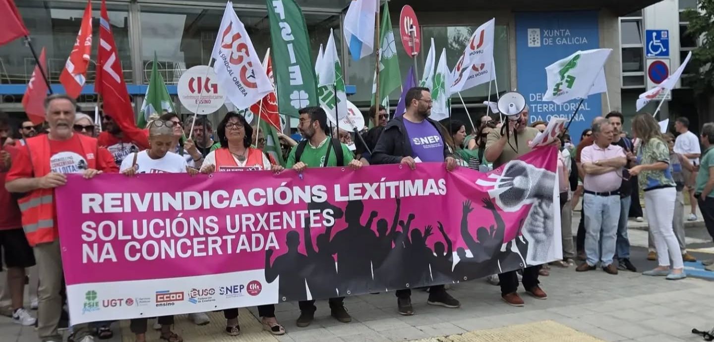Persoal da educación concertada concentrado diante da Delegación da Consellería