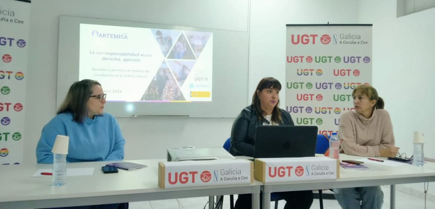 Mesa da presentación do curso. Na mesa están Cristina Antoñanzas, Trinidad Campos y Lidia Louzao