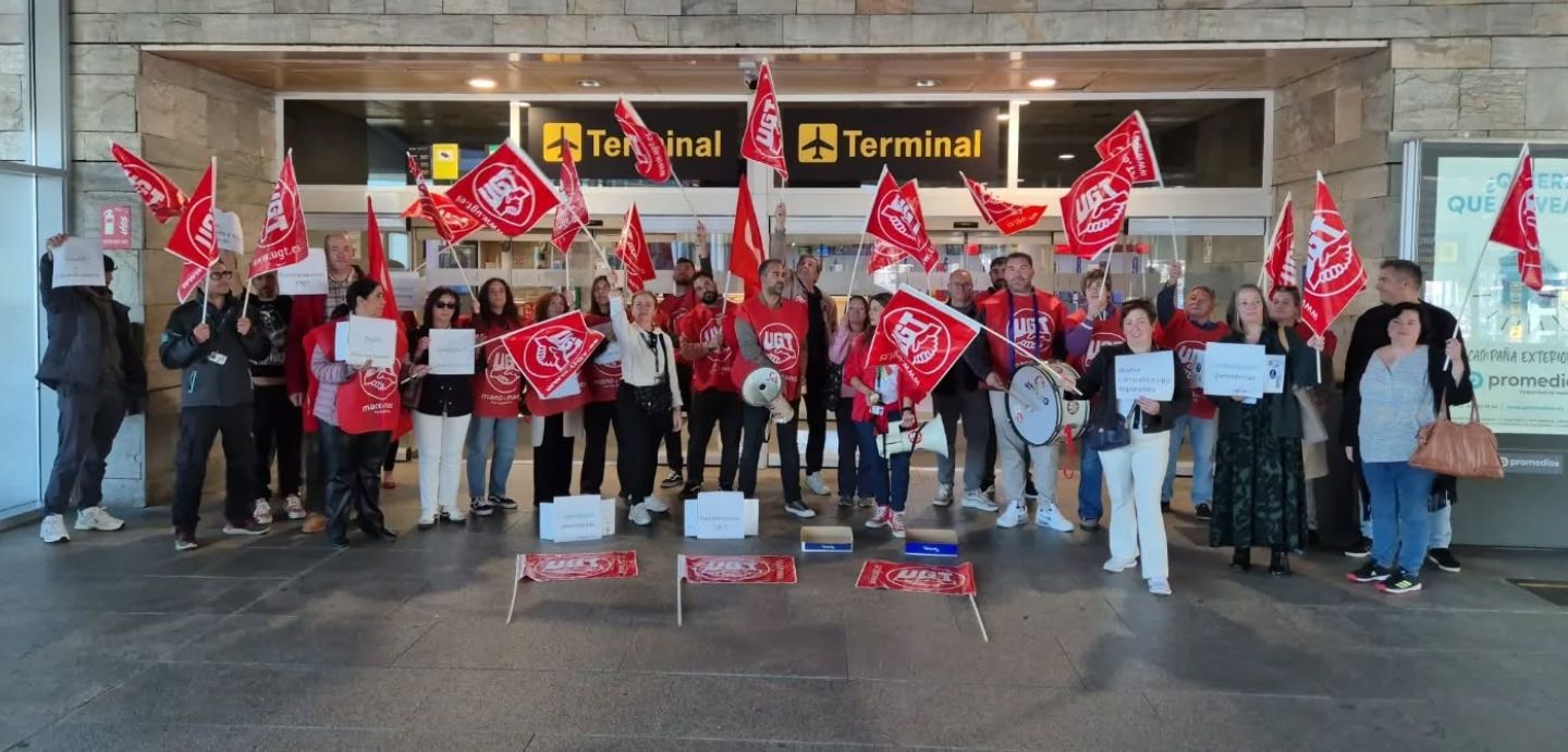 Imaxe diante da porta de acceso ao Aeroporto da Coruña