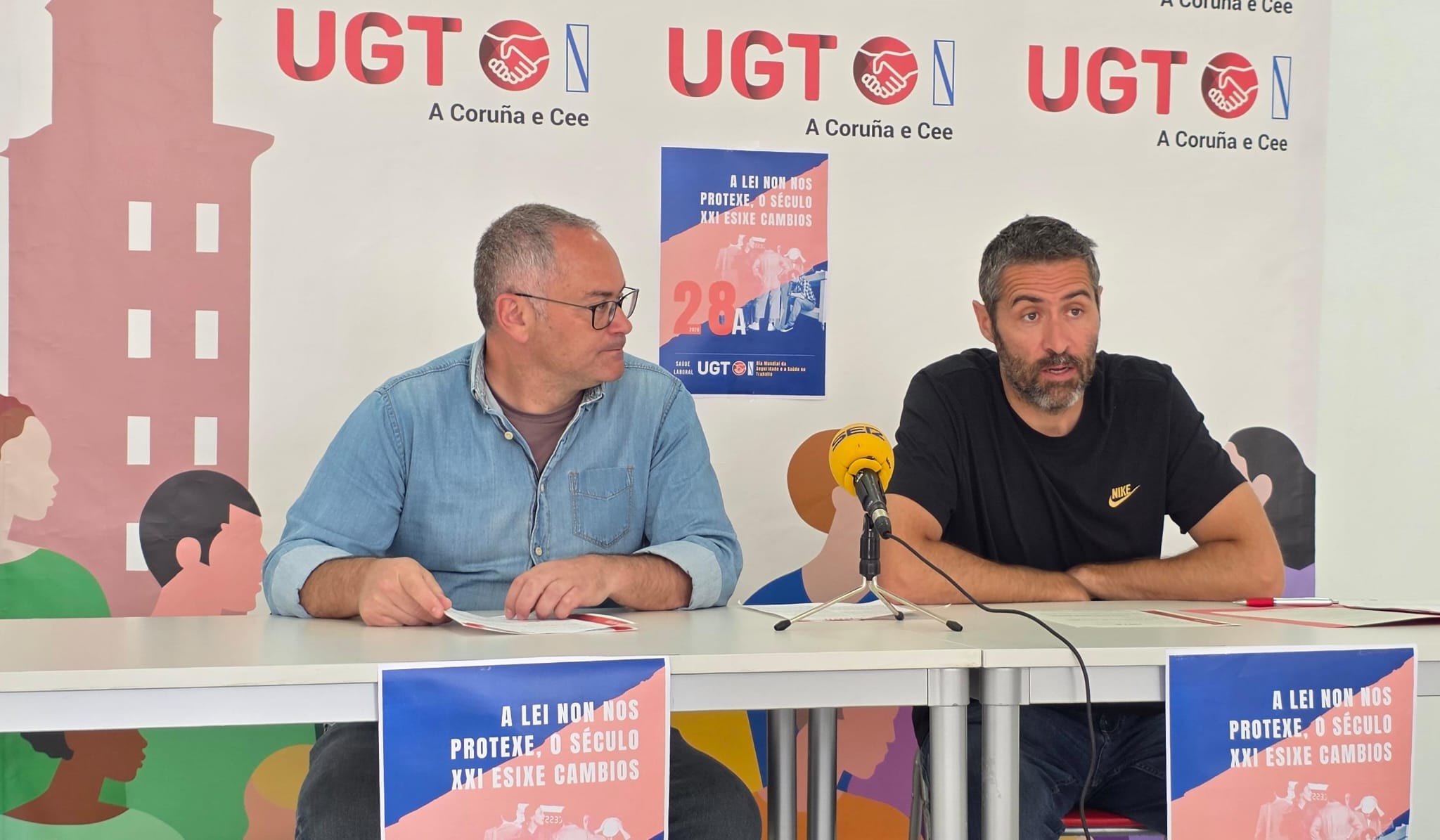 Imaxe da rolda de prensa efectuada con motivo do 28A. Na mesma están Ángel Iglesias, Secretario Xeral, e Pablo Barrio, Secretario de Saúde Laboral e Medioambiente.