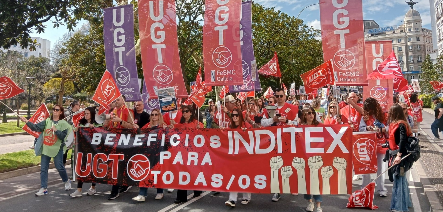 Imaxe durante a manifestación do persoal de inditex á altura dos Xardíns de Mendez Núñez. O lema da faixa é: Beneficios Inditex para todos/as 