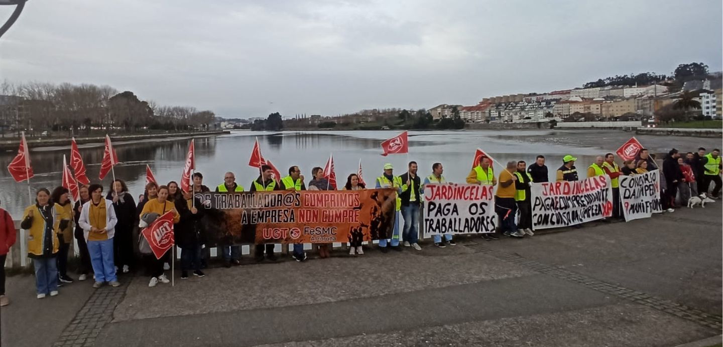 Persoal concentrado na ponte da ría do Burgo