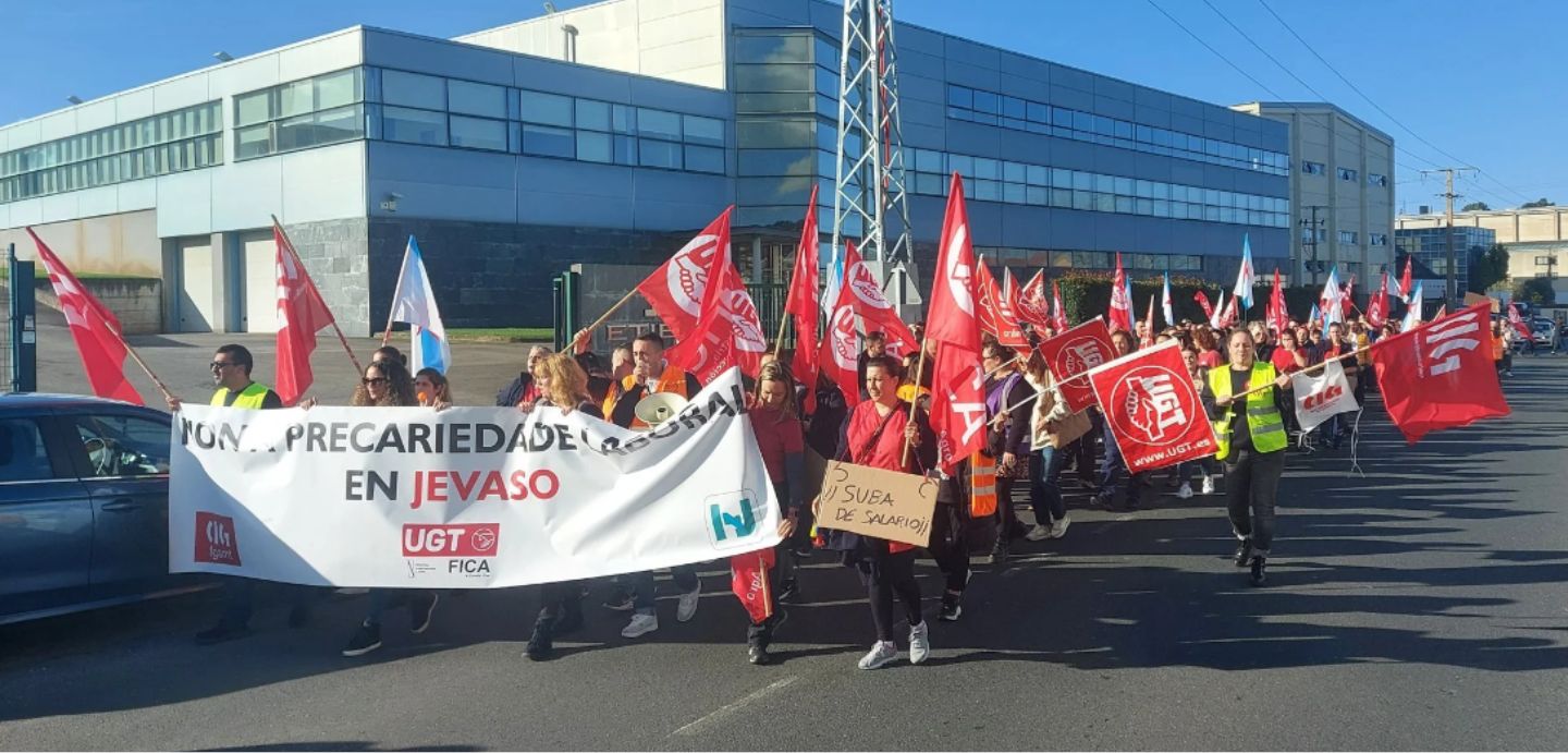 Imaxe de concentración previa na porta da empresa Jevaso