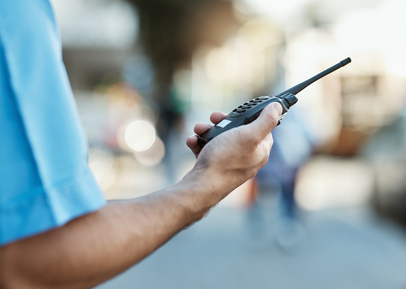 Man, walkie talkie e un garda de seguridade.jpg
