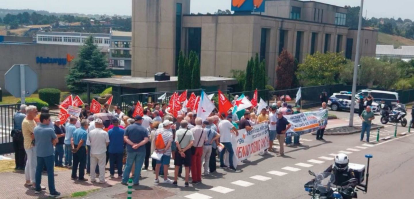 Concentración diante de Naturgy na Coruña