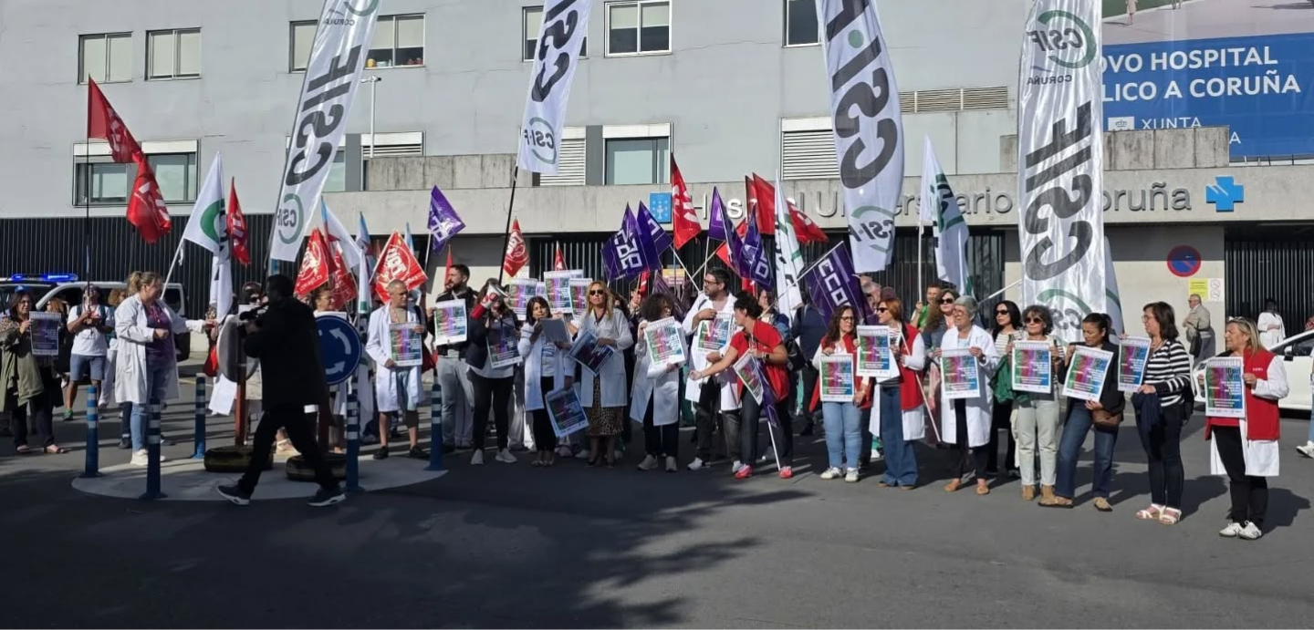 Concentración do persoal do SNS diante do Huac na Coruña