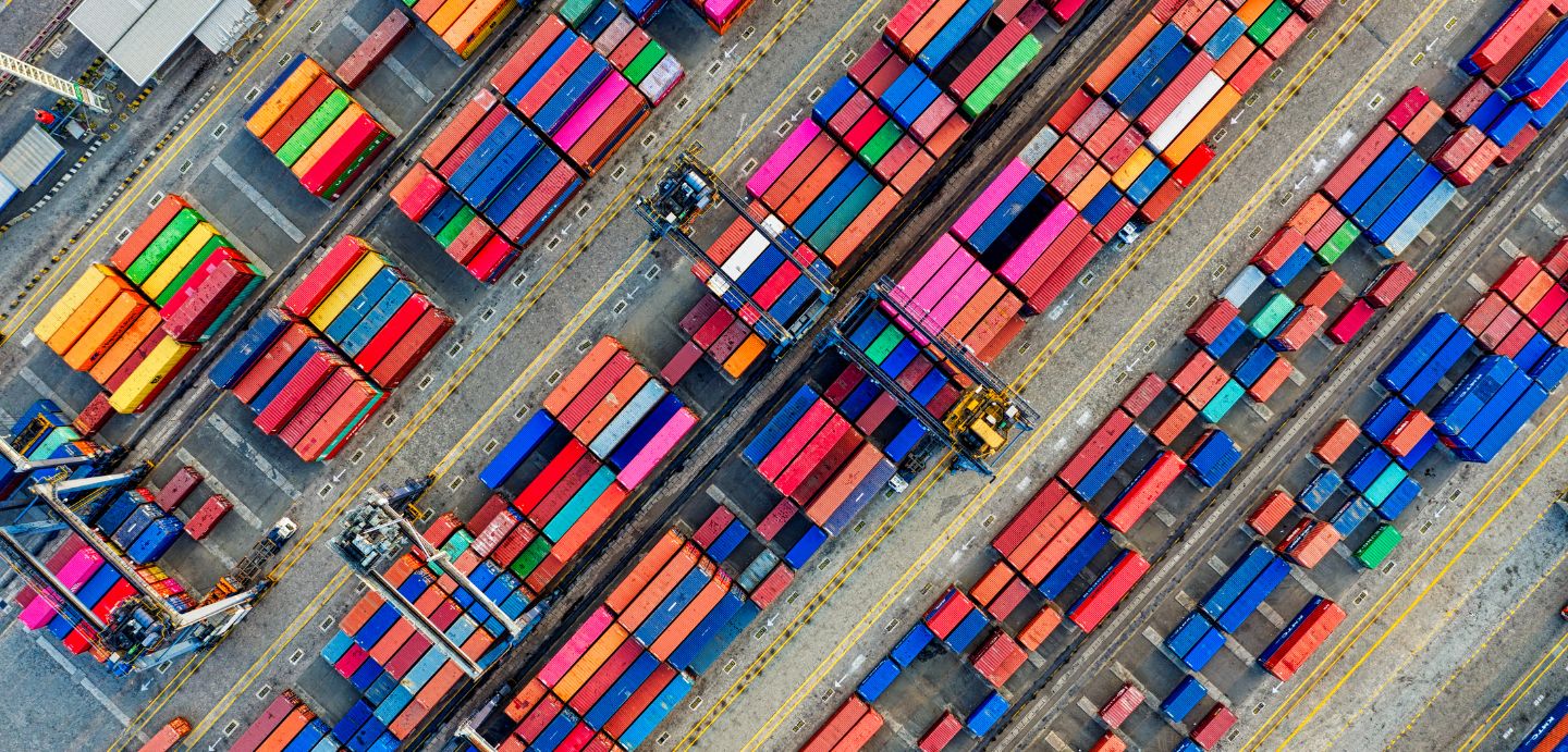 Imaxe aérea onde se ven os caixóns dos barcos de transporte marítimo colocados no porto.