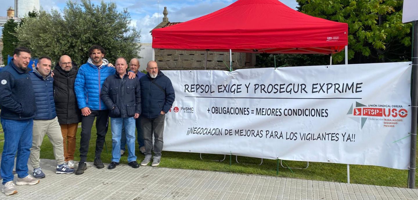 Imaxe do campamento diante das instalacións de Repsol