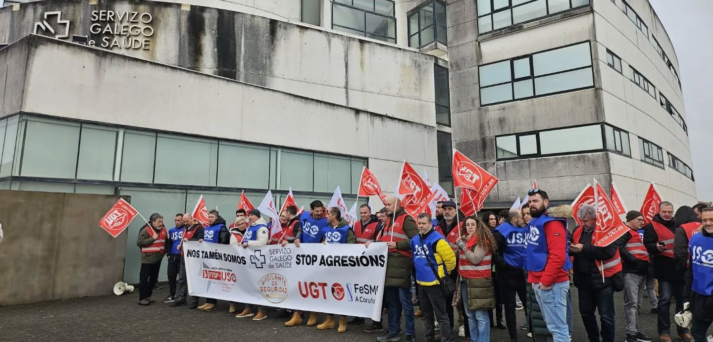 Imaxe da concentración diante da Consellería de Sanidade. Lema da pancarta: " Nos tamén somos Servizo Galego de Saúde. Stop agresións"