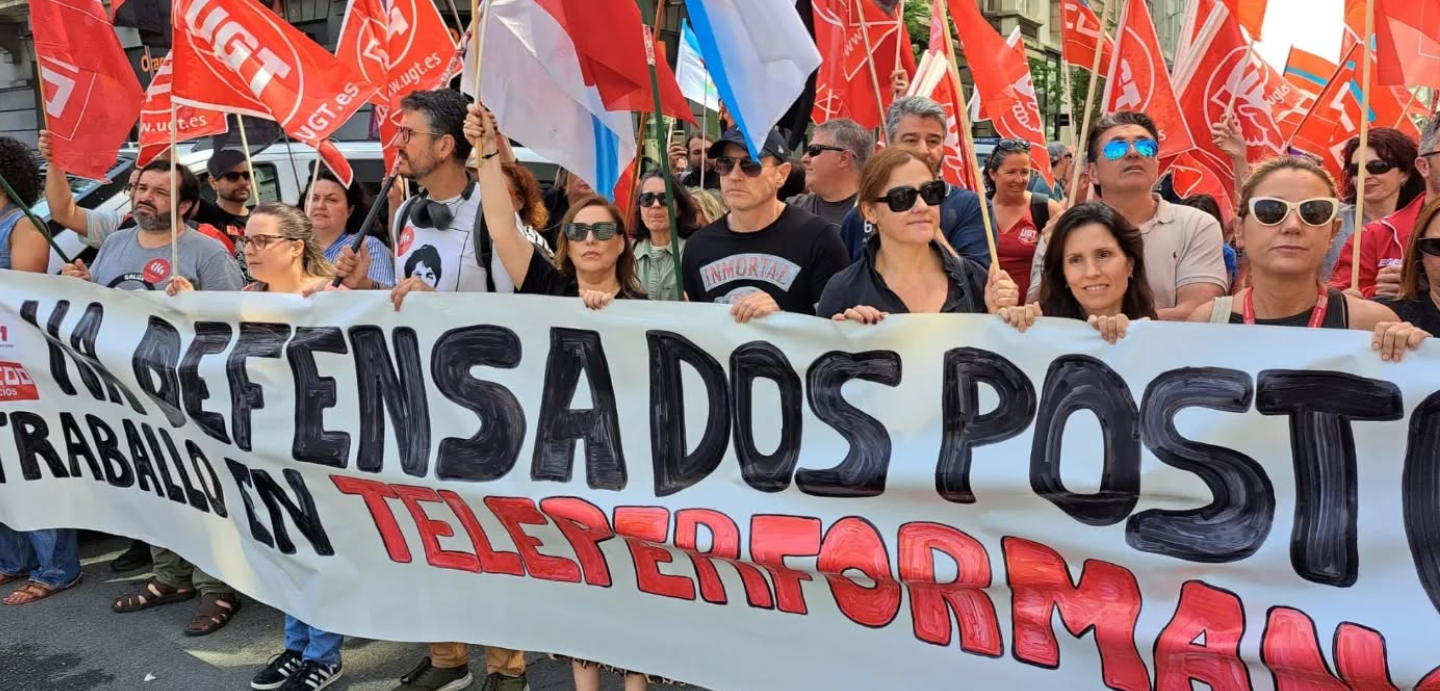 Cabeceira da concentración. Lema do cartaz "Na defensa dos postos de Traballo en Teleperformance"
