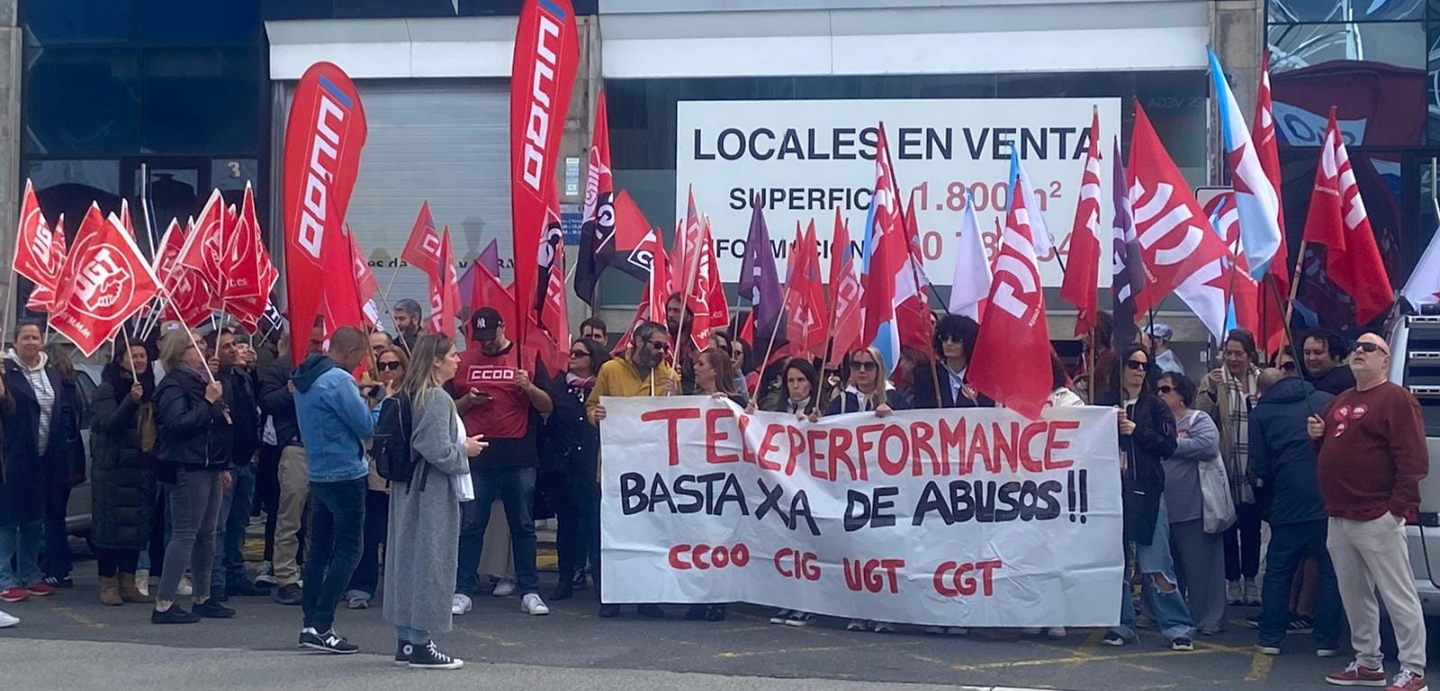 Concentración diante da Sede de Teleperformance. Lema do cartaz: Teleperformance basta xa de abusos