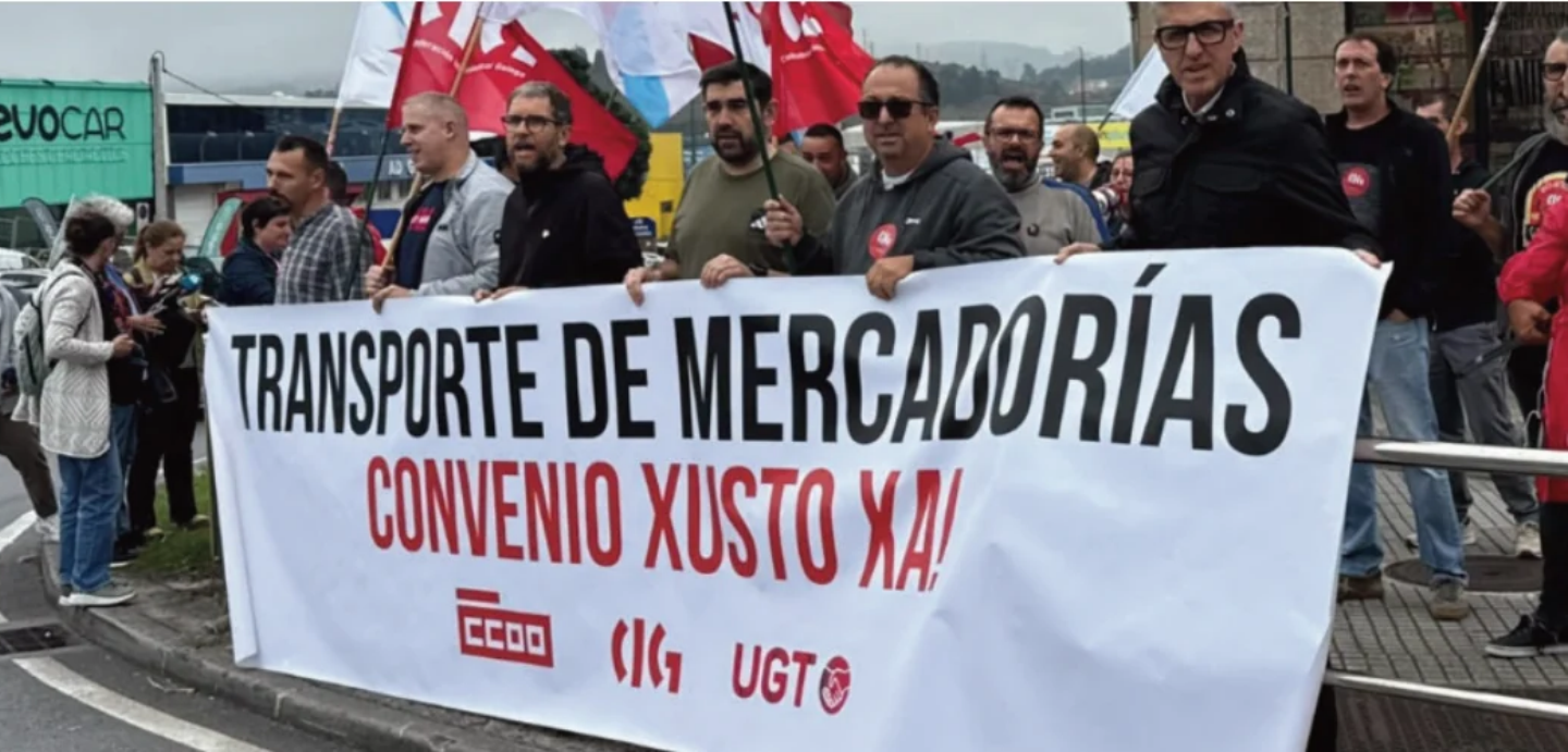 Concentración do persoal de transporte de mercadorías no polígono de Agrela o lema da pancarta é: "Transporte de mercadorías. Convenio xusto Xa!"