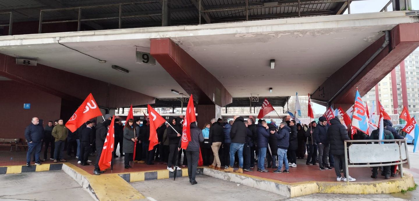 Persoal concentrado na estación de autobuses da Coruña
