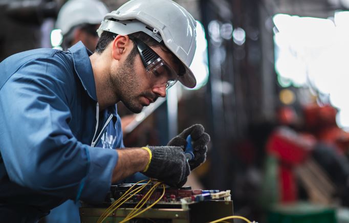 Persoa traballando nun aparello no sector da industria