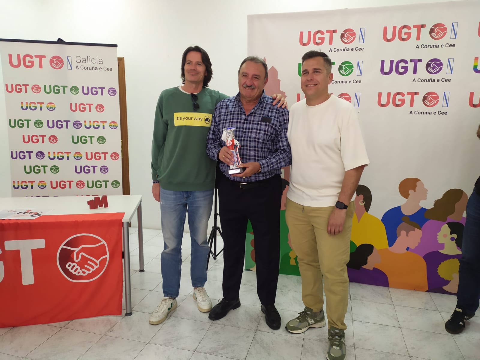Recepción do premio, entregado por dous compañeiros do Porto