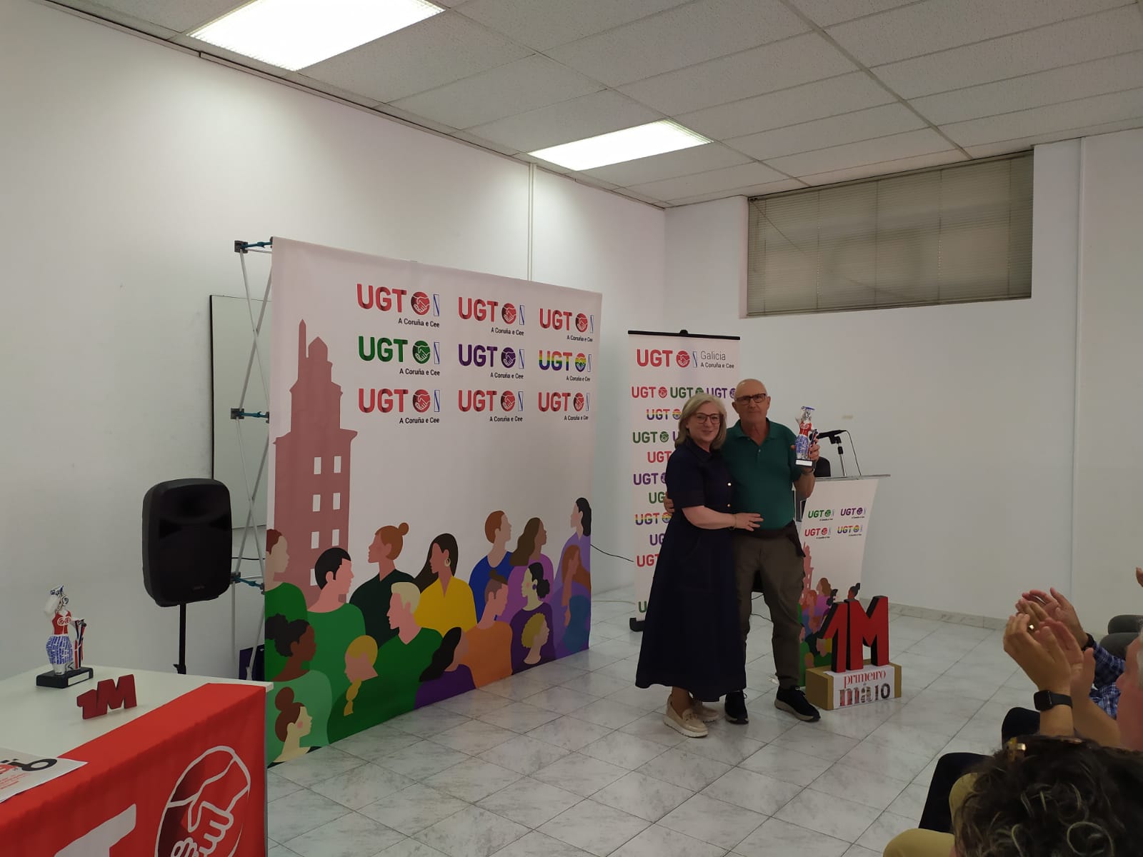 Hermindo Martínez recibindo o premio de parte da Secretaria Xeral da UGT SP A Coruña