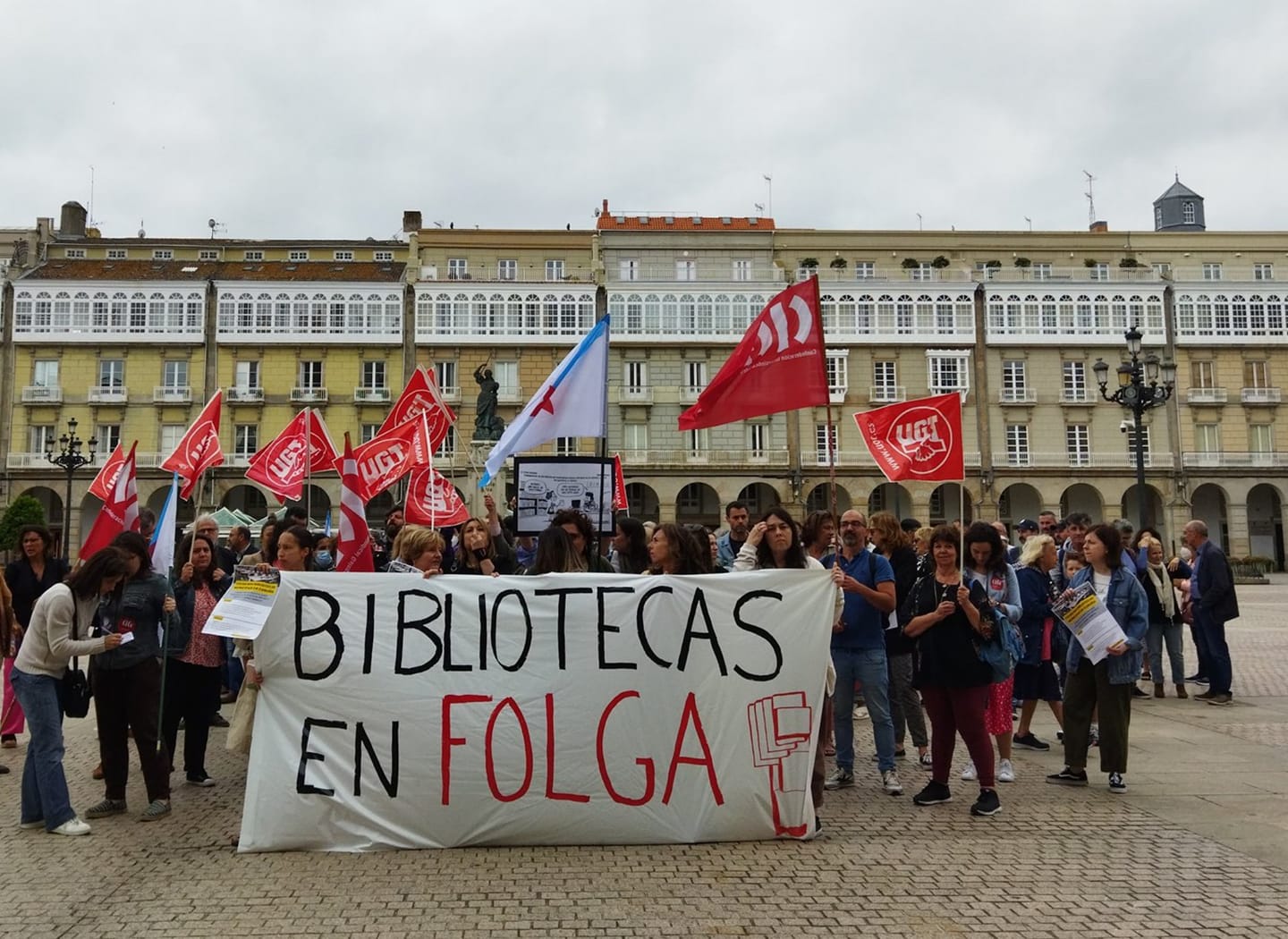 Imaxe da pancarta durante a concentración