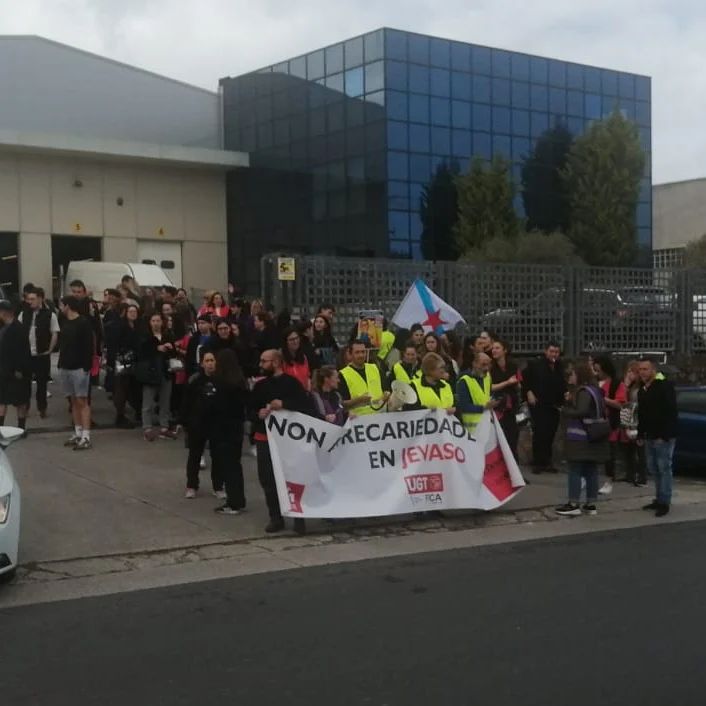 Imaxe da pancarta durante a concentración