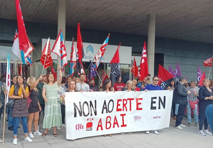 Imaxe da pancarta na entrada da empresa