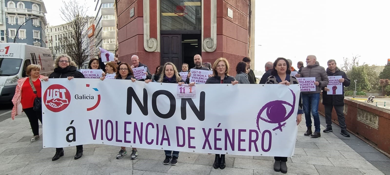 Imaxe da pancarta diante da Sede de UGT Coruña