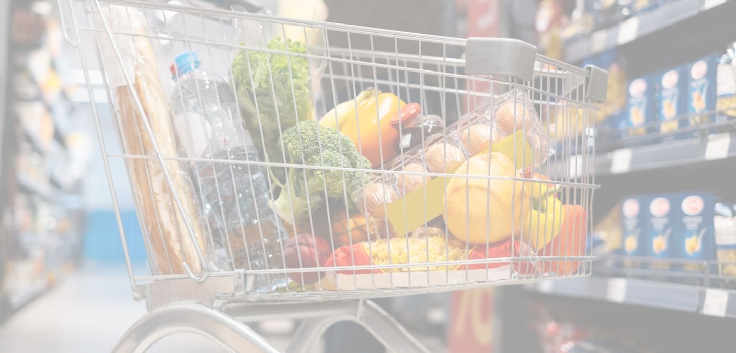 Carro con produtos dentro dun supermercado